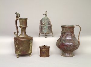 Encensoir, aiguière, encrier et cruche des XIIe-XIIIe siècles (bronze)